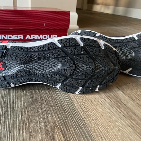 New in box UA HOVR Phantom 2 running shoes - Picture 13 of 14
